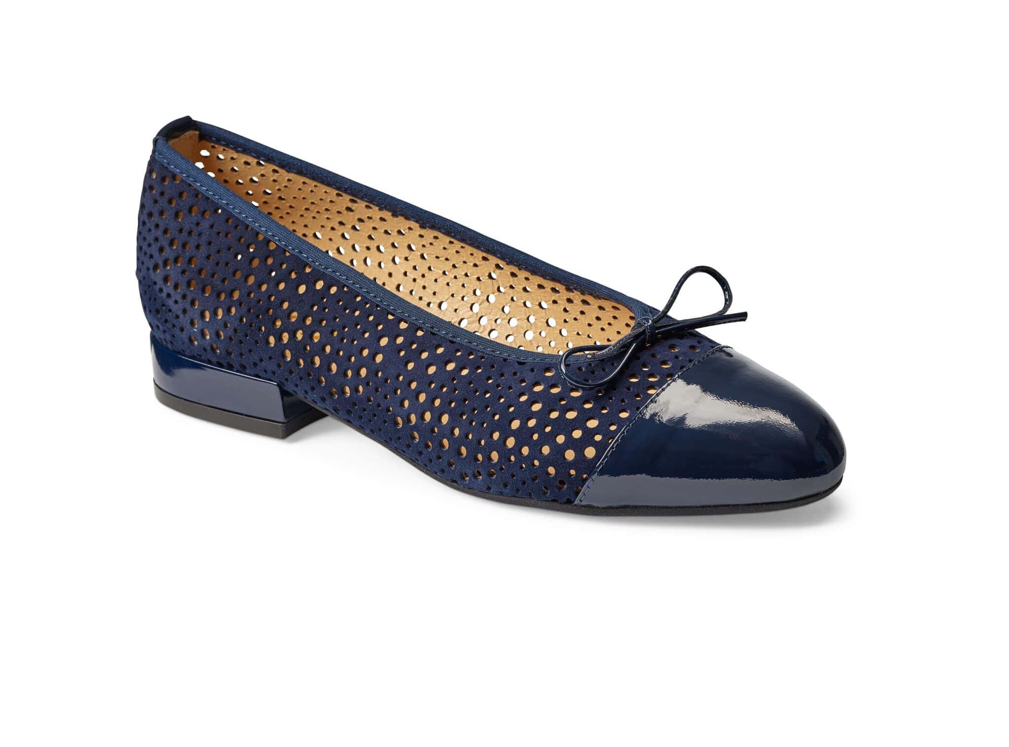 Damvårskor i navyblå med perforerad design och rosettdetalj.