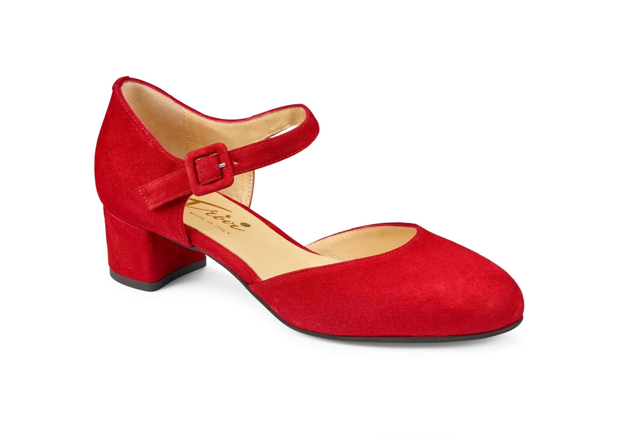 Röd damklackskor med ankelrem och låg klack, elegant och bekväm design.