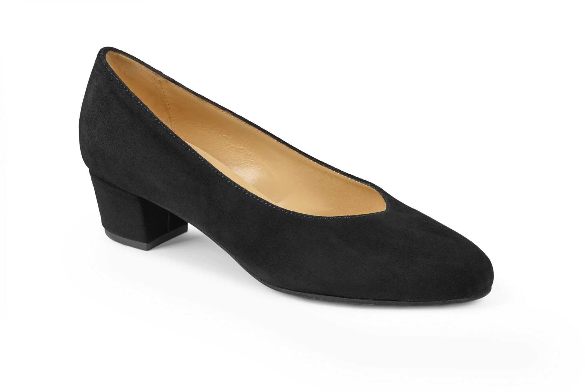 Svart damsko med låg klack, bekväm och stilren för vardag och arbete.