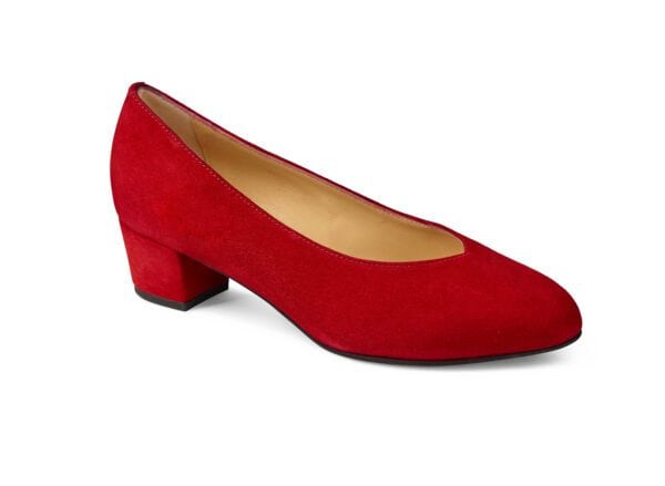 Röd damhögklackad sko för komfort och stil.