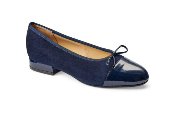 Damtoffel i navyblå mocka och lackmaterial, bekväm och stilren design.