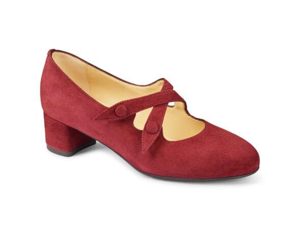 Röd damklackskor med band och låg klack, bekväma och stilfulla.