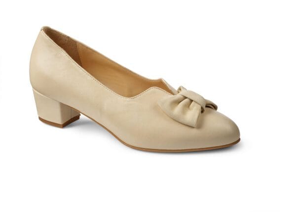 Ljusbeige damsko med rosett och låg klack, elegant och bekväm för vardag och fest.