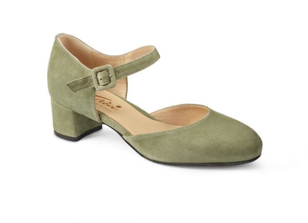 Ljusgrön damsko med låg klack och justerbar rem, bekväm och stilren design.