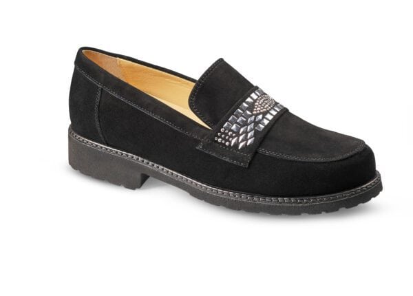 Svart damkänga med dekorativ rem och låg klack, bekvämt och stilfullt.