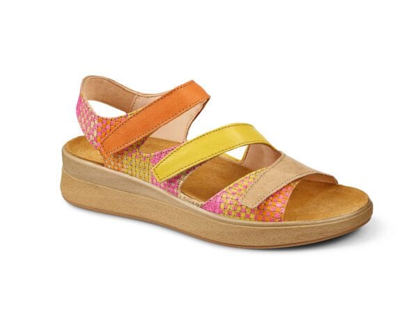 Färgglad sandal med flera band och träklack, bekväm och stilfull för dam.