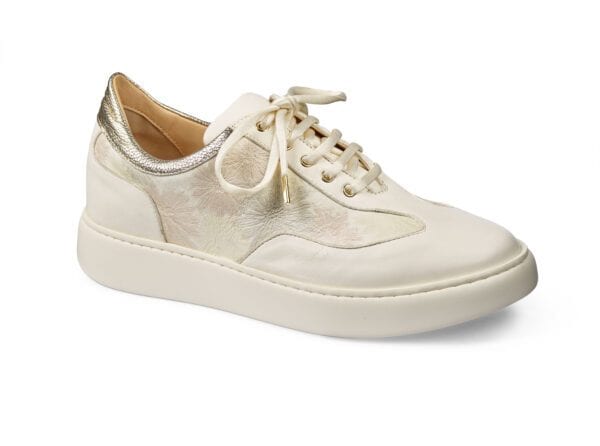 Dam sneakers i vitt och guld med snörning och platåsula.