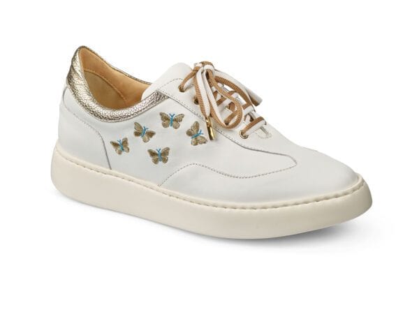 Vit dam sneakers med fjärilar och gulddetaljer, bekväma och stilrena.