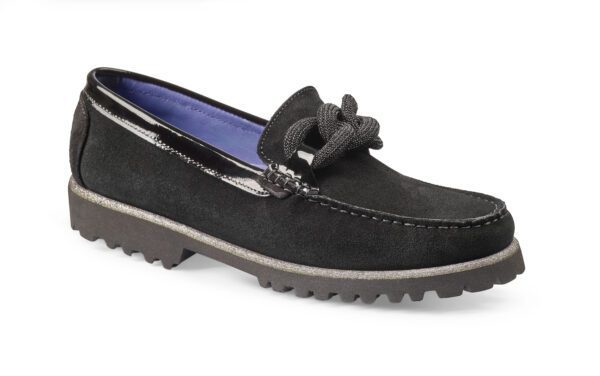 Svart mockasko med snörning och gummisula, bekväma och stilrena damskor.