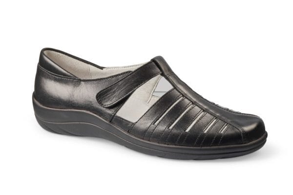 Komfortabel svart damtoffel med elastisk band och halkfri sula.