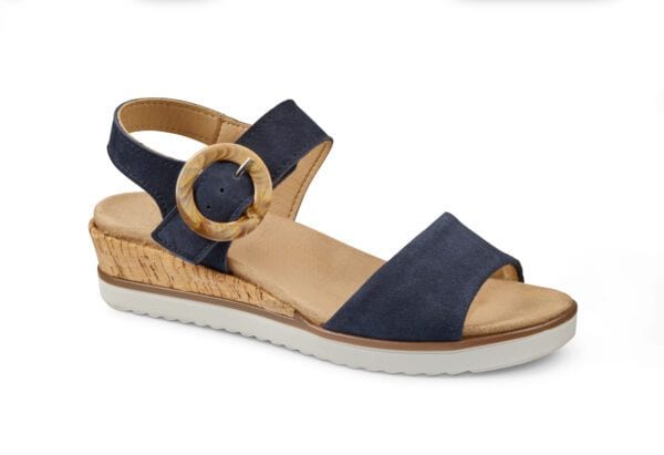 Dam sandal med korkklack och justerbar rem i navyblått.