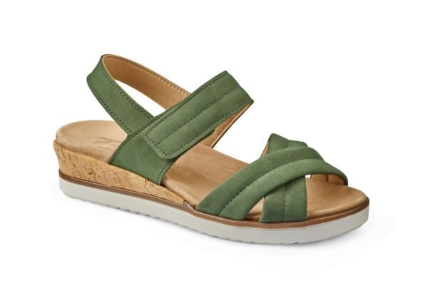 Bekväm grön sandal med kilklack och justerbar rem för damkomfort.