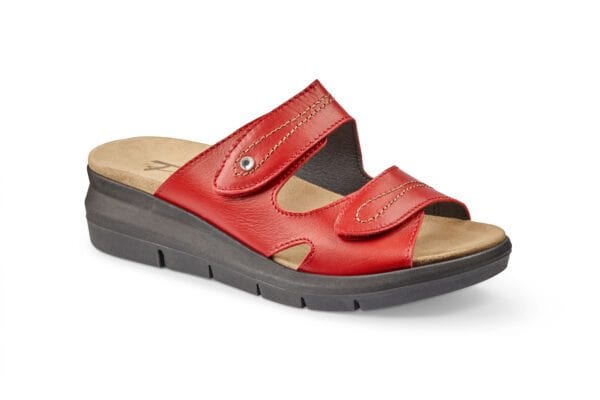 Komfortabel röd damtoffel med justerbara remmar och halkfri sula.