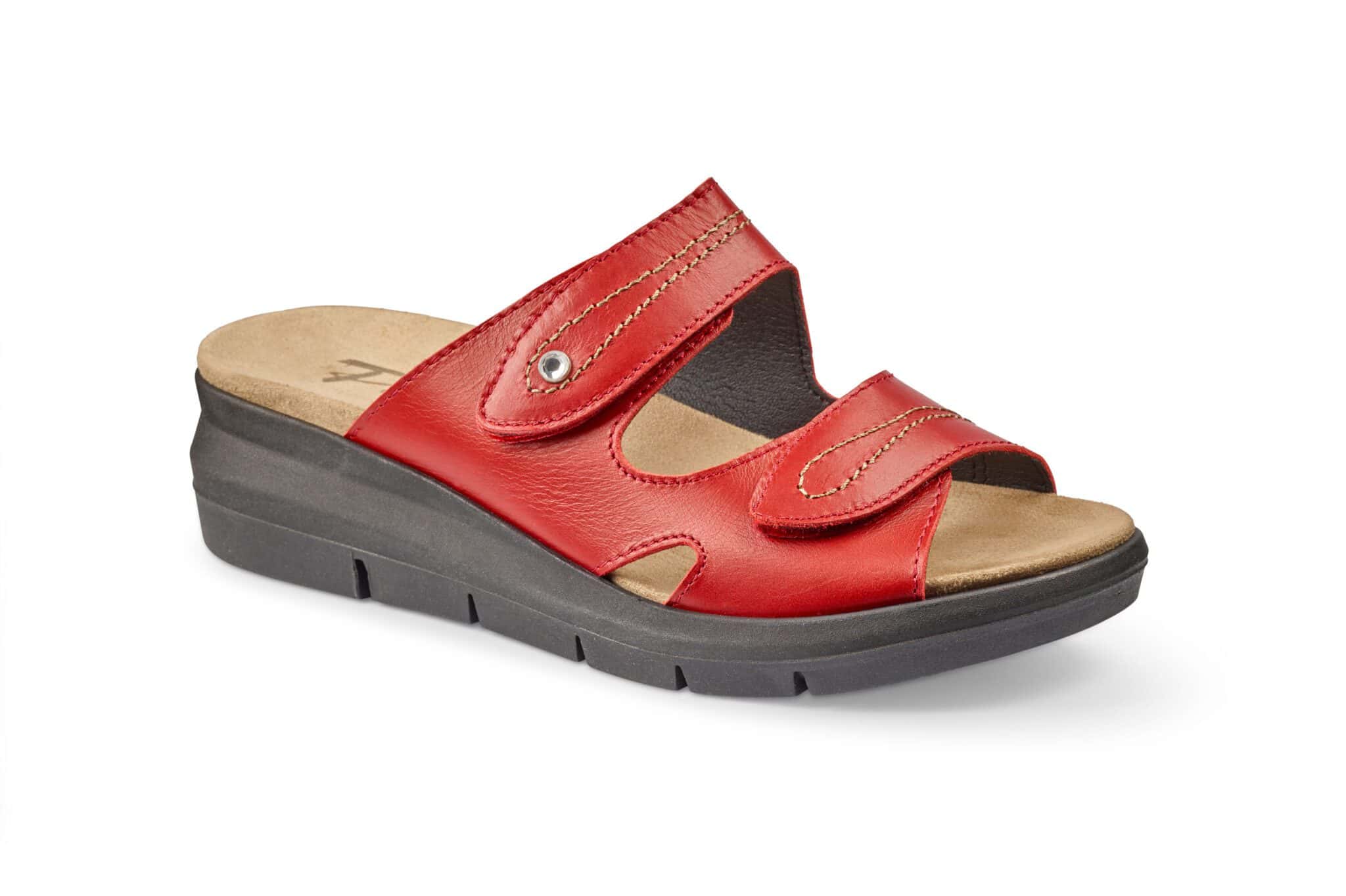 Komfortabel röd damtoffel med justerbara remmar och halkfri sula.