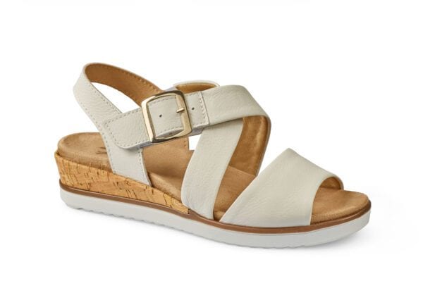 Vit sandal med kilklack och justerbar rem för komfort och stil.