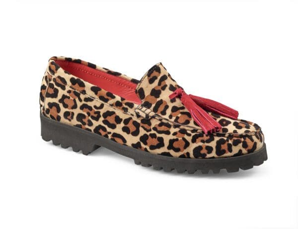 Leopardmönstrad loafers med röda tofsar och gummisula.