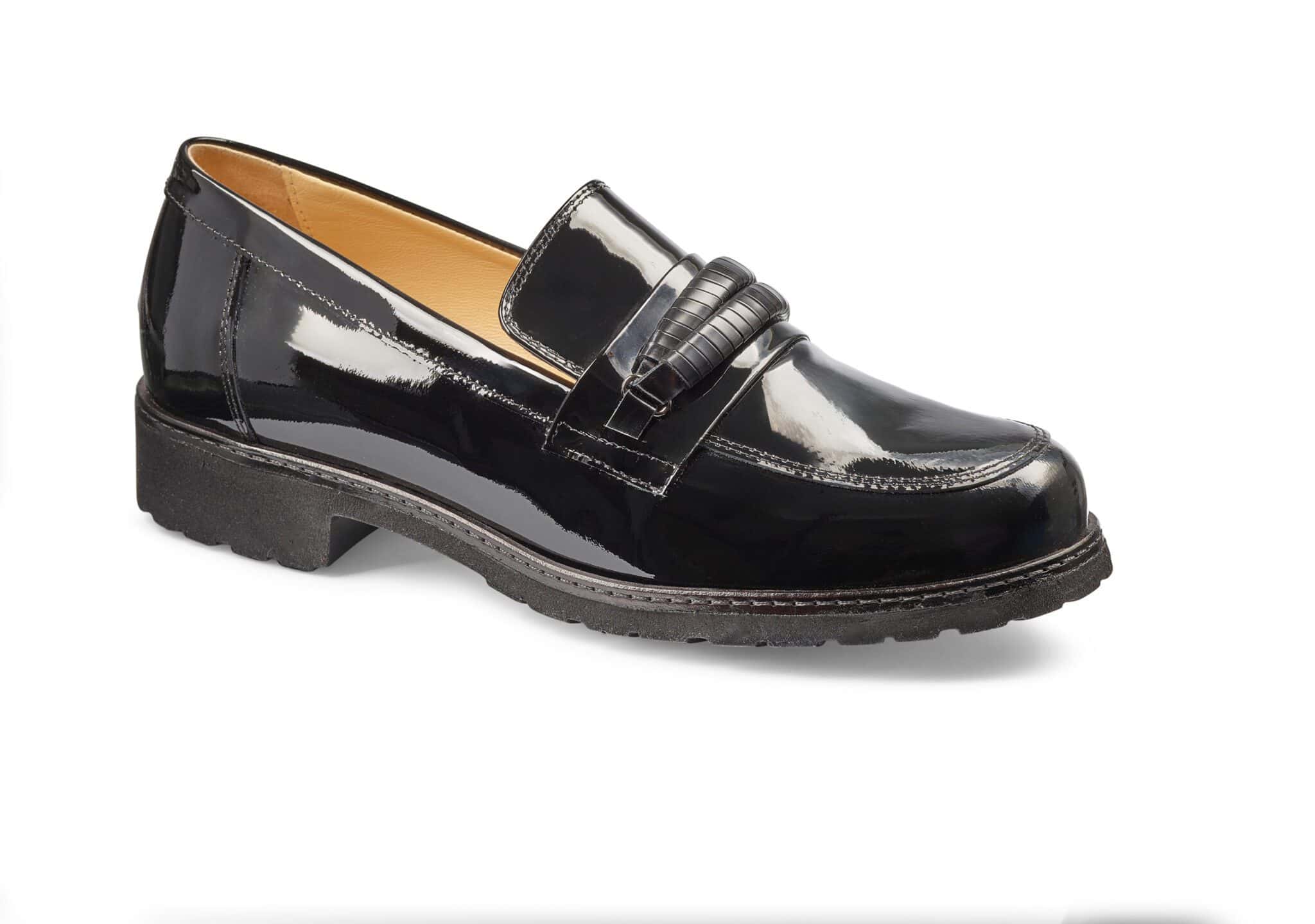 Svart lackskor för dam med dekorativ detalj, bekvämt och stilrent.