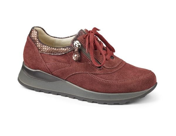 Varm, bekväm dammodell i vinröd mocka med dekorativt snörning och metallicdetaljer. Perfekt för vard.