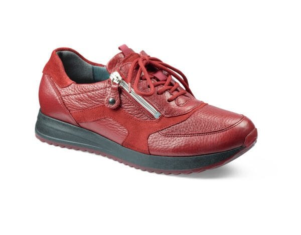 Röd skinnsko med snörning och zipp för dam, bekväm och stilren design.