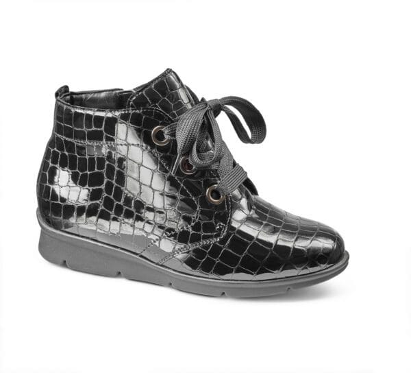 Svart skinnsko med krokodilmönster och snörning för dam.