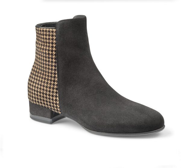 Svart ankelboots med häl och hönsmönstrad sida, stilfull design.