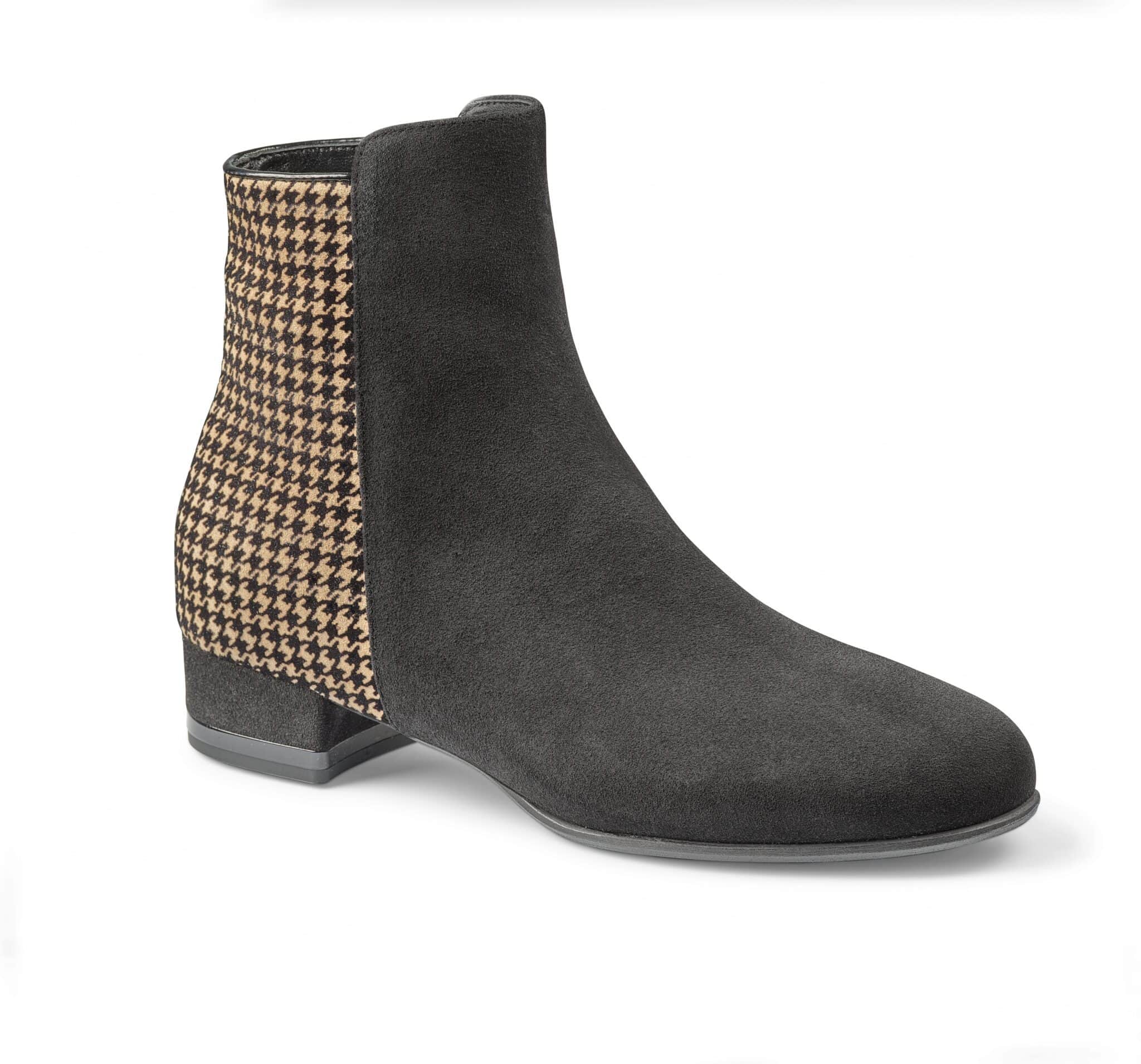 Svart ankelboots med häl och hönsmönstrad sida, stilfull design.