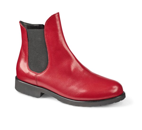 Röd läderstövel med elastisk sida för damkomfort.