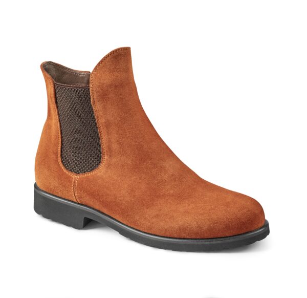 Brun mockasinkänga i läder med elastiska sidor för bekväm passform.