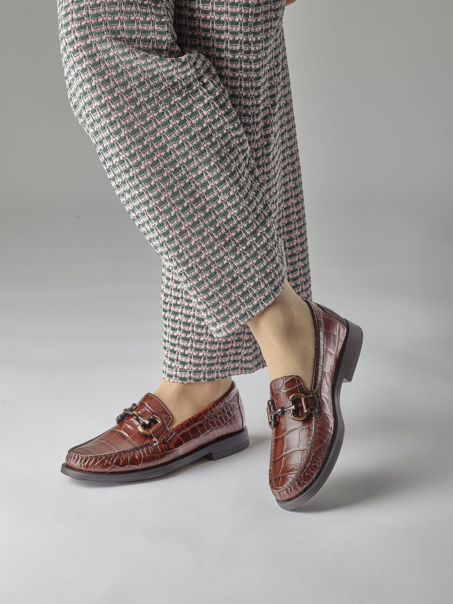 Elegant par bruna skinnskor för damer med klassisk design och bekvämt stöd.