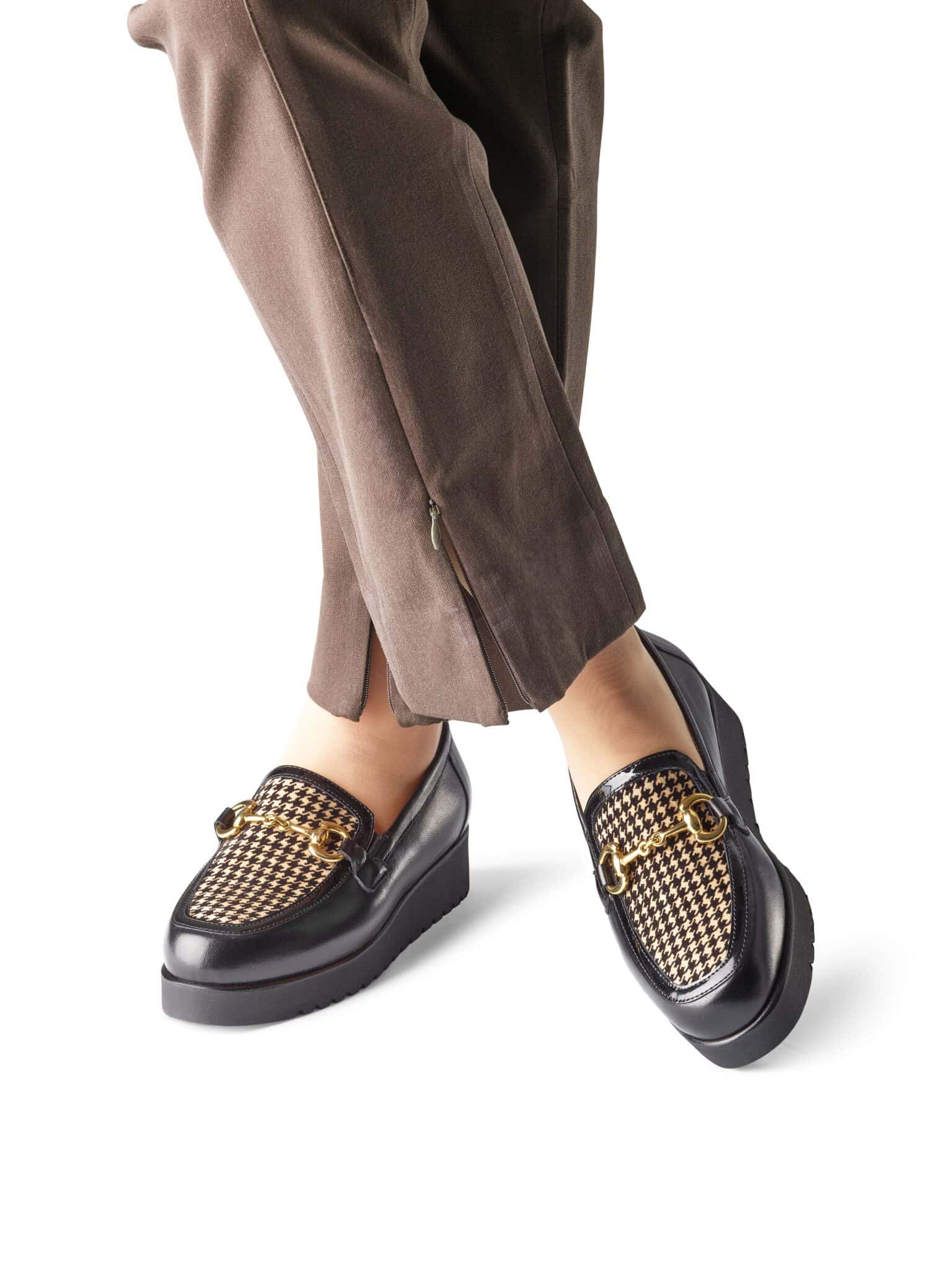 Lågskor med guldfärgad detalj och rutmönster, stilfulla och bekväma för vardagsbruk.