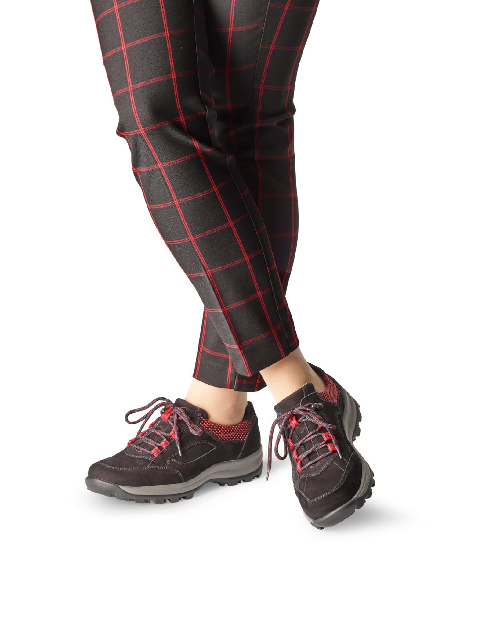 Vandringsskor i svart och rött rutmönster, bekväma för utomhusbruk.