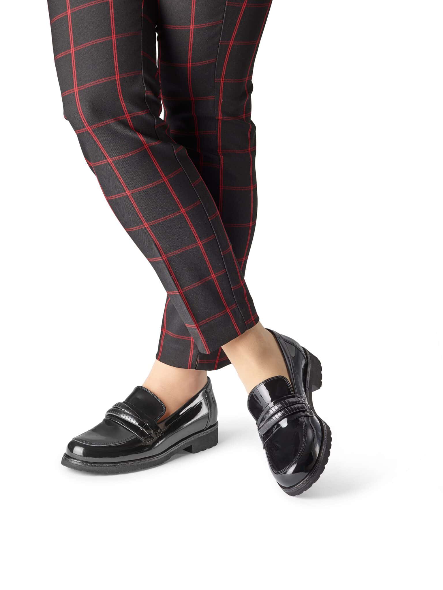 Svart lackskor med metallspänne och låg klack, stilfulla för dam.