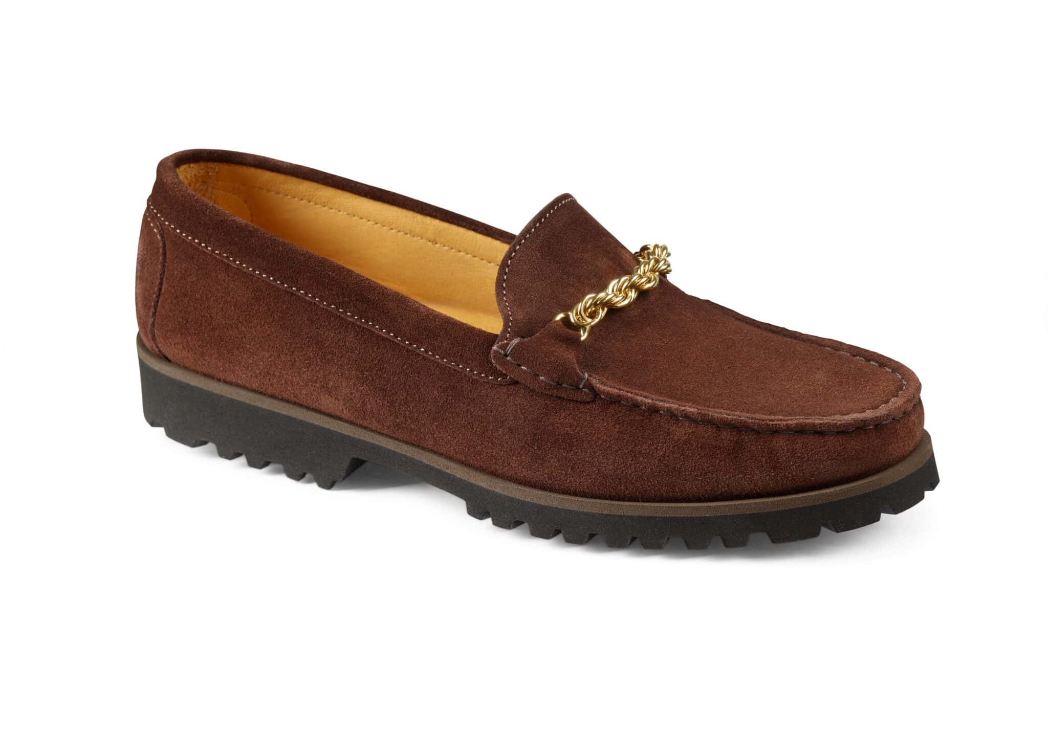 Damloafers i brunt mockaskinn med guldkedja, bekväma och stilrena.