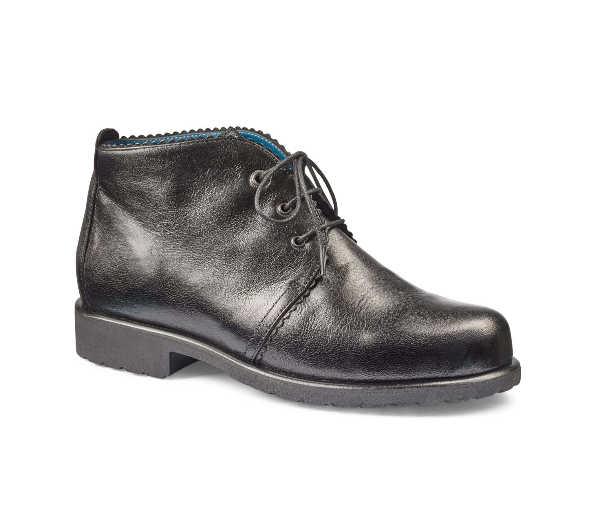 Svart läderstövel för dam med snörning och halkfri sula.