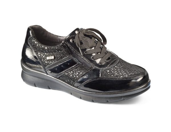 Svart skinnskor för kvinnor med snörning och reptilmönster, bekväma och stilrena.