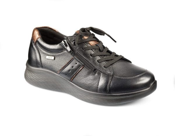 Svart skinnskor med rosegulddetaljer och dragkedja, bekväma för vardagsbruk.