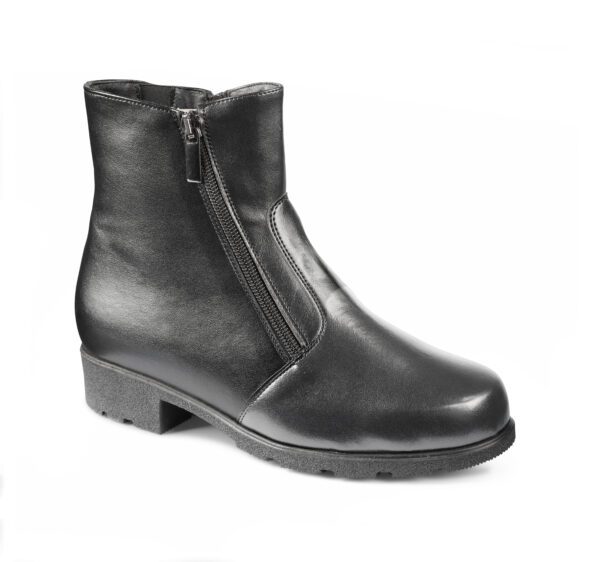 Svart läderstövel med dragkedja och låg klack.