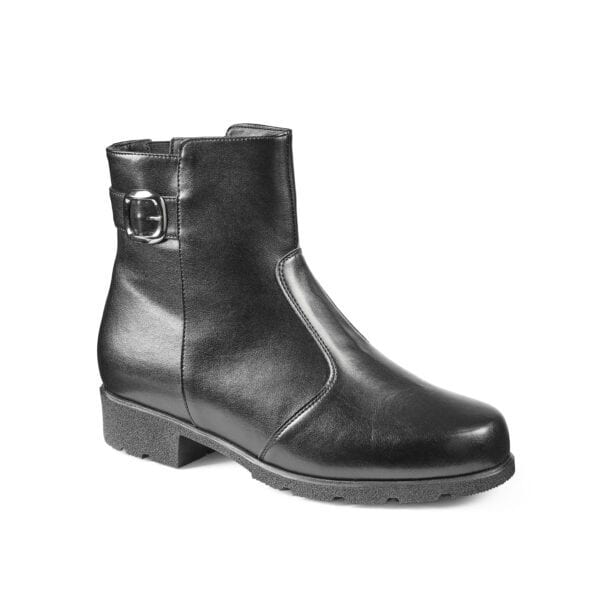 Svart läderstövel med låg klack och bältesdetalj.