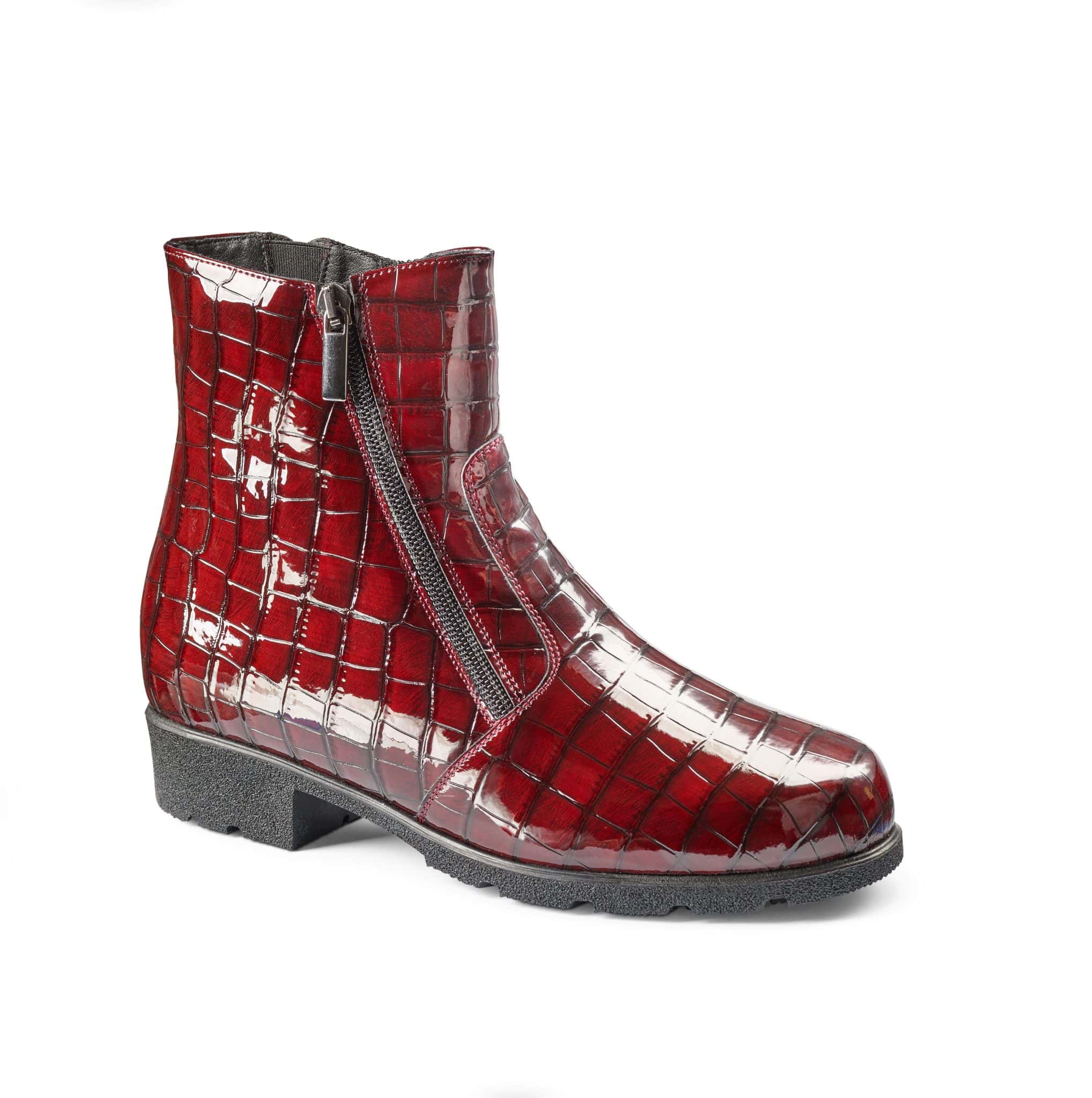 Röd lackskor i krokodilmönster med dragkedja och låg klack.