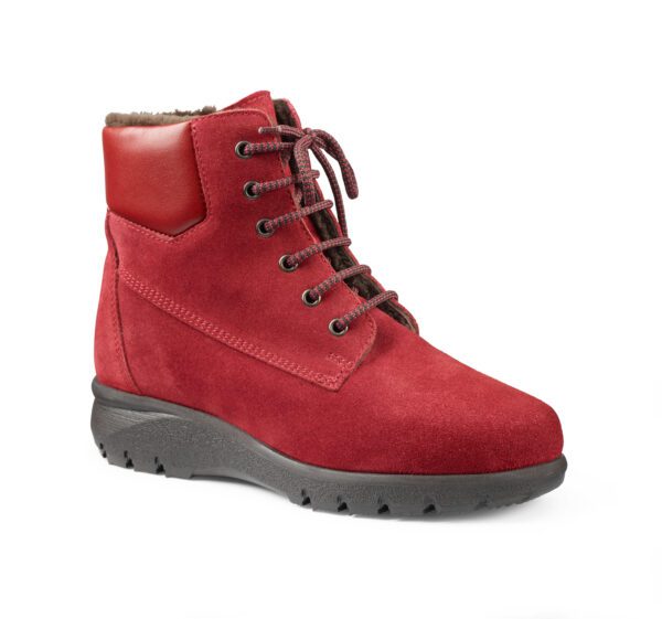 Varm röd vinterkänga för dam med slitstark sula och bekväm passform. Perfekt för kalla dagar och uto.
