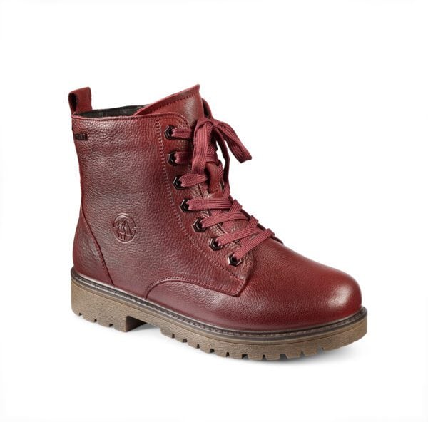 Vinterstövel i rött läder med snörning och robust sula.