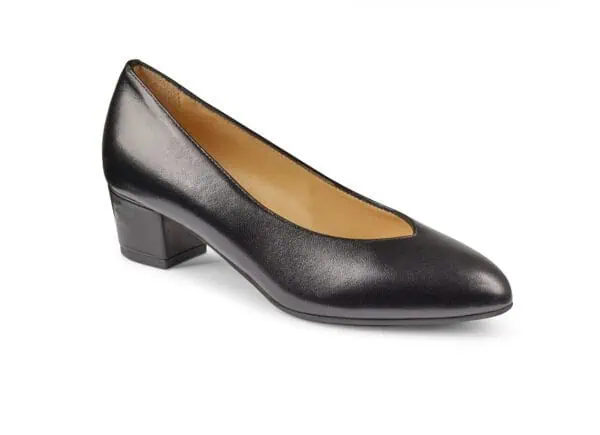 Lågklackad svart damsko i skinn för komfort och stil.