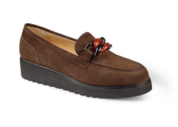 Lågskor för kvinnor i brunt mocka med dekorativ snörning och bekväm sula.