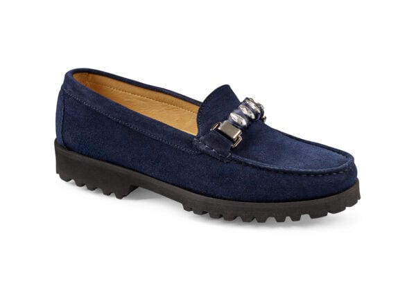 Navyblå mockasko i mocka med dekorativ metalldetalj, bekväm och stilren.