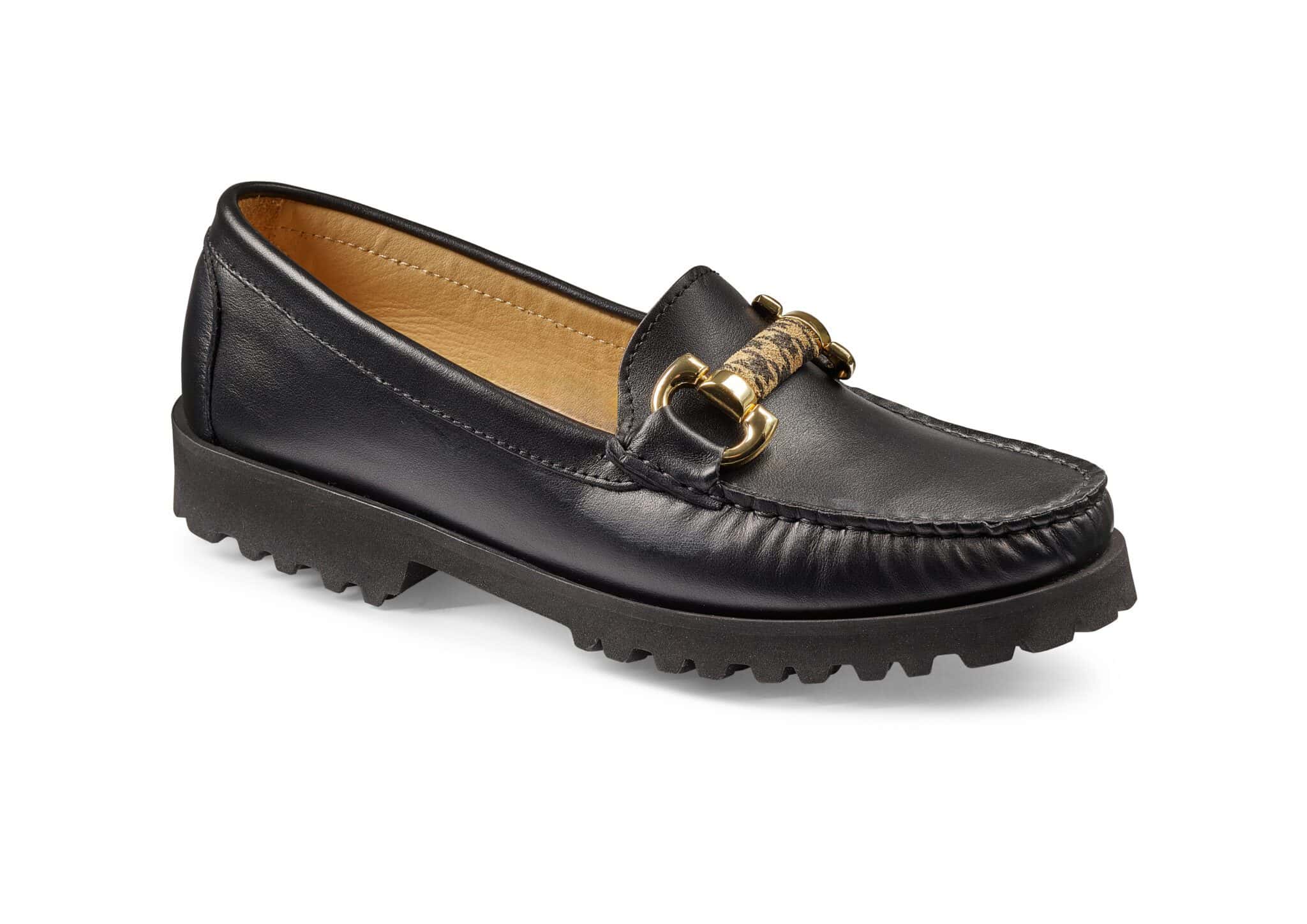 Svart loafers med guldfärgad detalj och gummisula för komfort och stil.