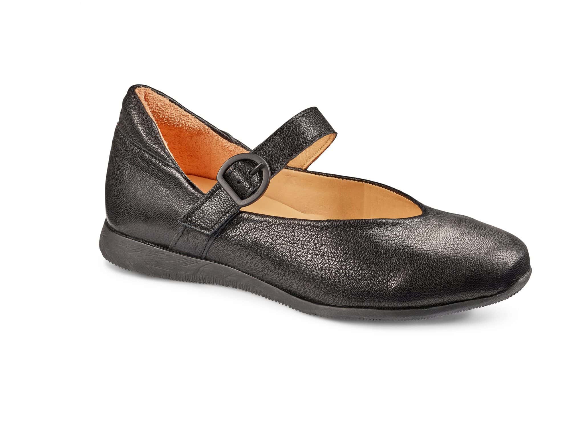 Svart ballerina med justerbar rem och låg klack för komfort och stil.