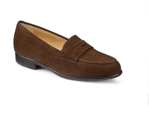 Lågklackad brun damsko i mocka med bekväm passform och klassiskt design.