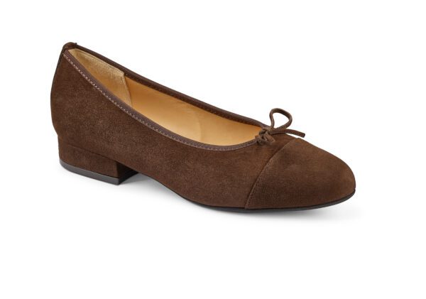 Brun mockasinsko i mocka med låg klack och rosettdetalj.