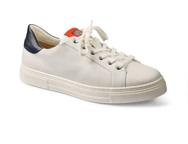 Vit sneakers med blått bakskydd och vit sula, mode för dam.