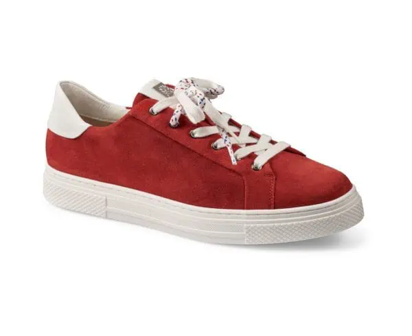 Vita och röda sneakers för dam med vita skosnören och gummisula. Komfort och stil för vardag och fri.